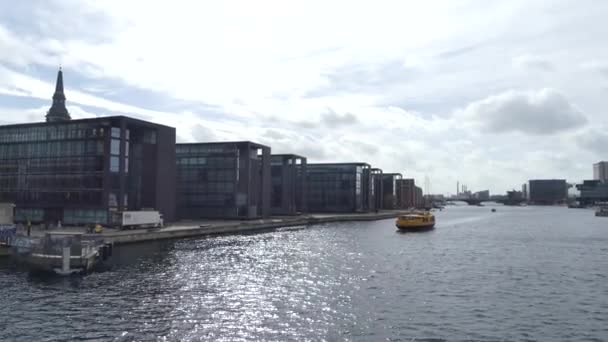 Copenhagen Dinamarca Março 2019 Ônibus Aquático Flutua Longo Canal Cidade — Vídeo de Stock