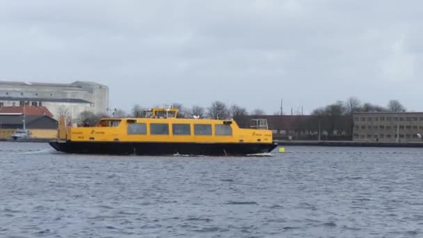 Köpenhamn Danmark Mars 2019 Vattenbussen Flyter Längs Kanalen Staden Utsikt — Stockvideo