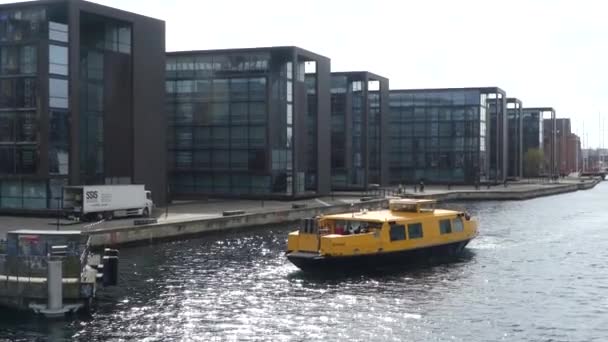 哥本哈根 2019年3月 水上巴士沿着城市的运河漂浮 居民楼景观 克里斯蒂安哈文区 — 图库视频影像