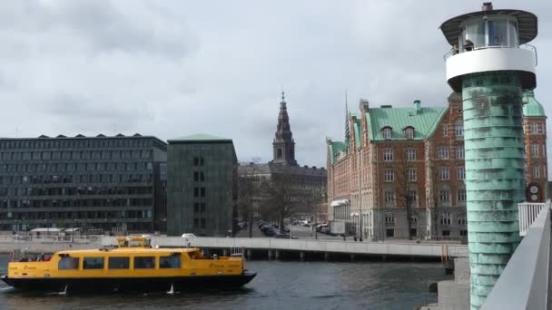 Copenhagen Dinamarca Março 2019 Ônibus Aquático Flutua Longo Canal Cidade — Vídeo de Stock