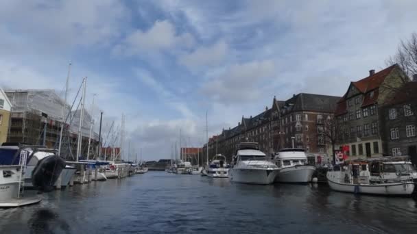 Kopenhagen Denemarken Maart 2019 Jachten Afgemeerd Langs Het Kanaal Van — Stockvideo