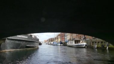 Kopenhag, Danimarka - Mart 2019: Yatlar şehrin kanalı boyunca demirledi. Konut ların görünümü, Christianshavn semt.