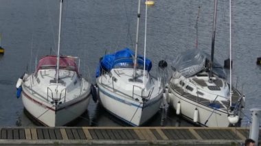 Kopenhag, Danimarka - Mart 2019: Yatlar şehrin kanalı boyunca demirledi. Konut ların görünümü, Christianshavn semt.