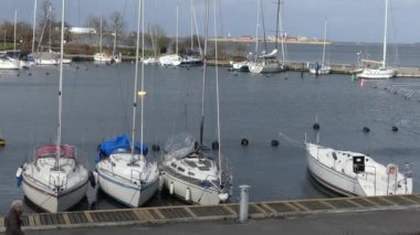 Kopenhag, Danimarka - Mart 2019: Yatlar şehrin kanalı boyunca demirledi. Konut ların görünümü, Christianshavn semt.