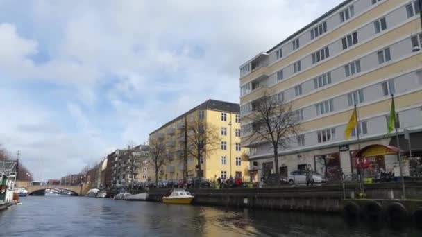 Copenhague Dinamarca Março 2019 Iates Ancorados Longo Canal Cidade Vista — Vídeo de Stock