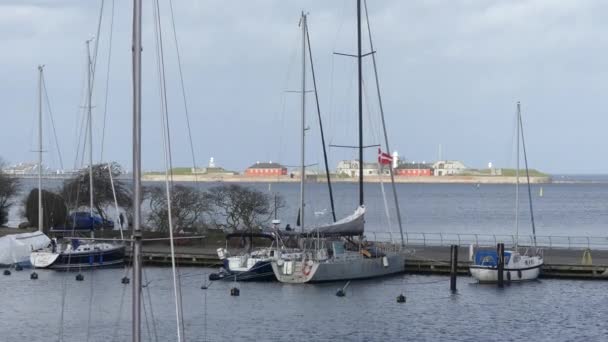 コペンハーゲン デンマーク 2019年3月 ヨットは 市内の運河に沿って係留 住宅の眺め クリスチャンシャフン地区 — ストック動画