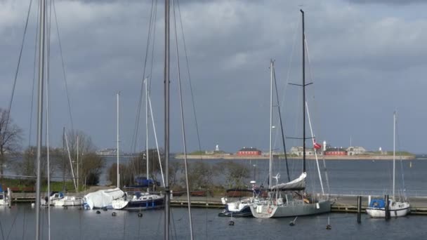 コペンハーゲン デンマーク 2019年3月 ヨットは 市内の運河に沿って係留 住宅の眺め クリスチャンシャフン地区 — ストック動画