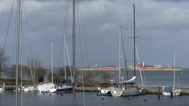 Köpenhamn Danmark Mars 2019 Yachts Förtöjda Längs Kanalen Staden Utsikt — Stockvideo