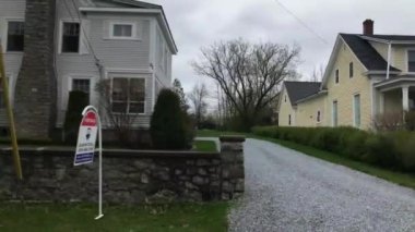 Hareket halindeki bir araçtan bakıldığında Kanada'nın tipik bir banliyösü. Tarzı bölgede tipik eski evler gösterir. Yol daki evler.