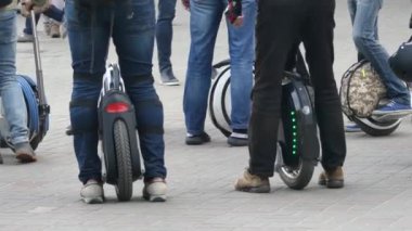 Kişisel elektrikli taşıma, tek tekerlekli. Yakın çekim, tek tekerlekli birçok bacak. Elektrikli ulaşım severlerin koleksiyonu.