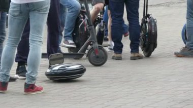 Kişisel elektrikli taşıma, tek tekerlekli. Yakın çekim, tek tekerlekli birçok bacak. Elektrikli ulaşım severlerin koleksiyonu.