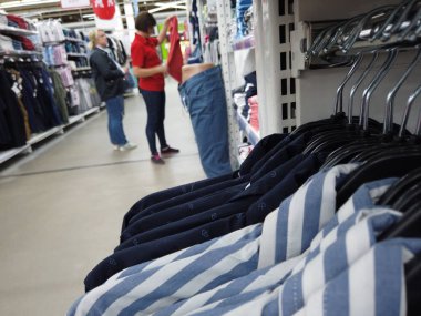 Kiev, Ukrayna, Avrupa-Mayıs 2019: SUPE raflarında giysiler