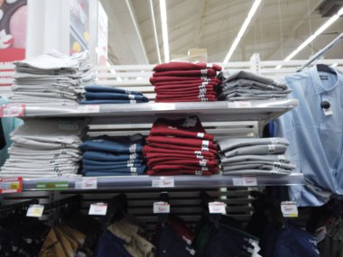 Kiev, Ukrayna, Avrupa-Mayıs 2019: SUPE raflarında giysiler