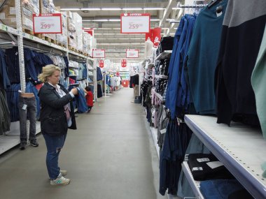 Kiev, Ukrayna, Avrupa-Mayıs 2019: SUPE raflarında giysiler