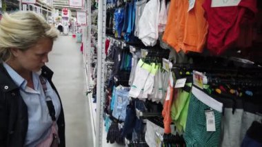 Kiev, Ukrayna, Avrupa-Mayıs 2019: şehir merkezinde süpermarketler raflarında giysiler. Giyim vitrin raf yatıyor.