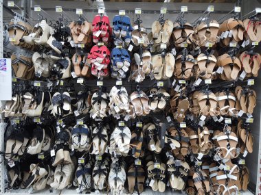 Kiev, Ukrayna, Mayıs-2019: süpermarket vitrinde ayakkabılar. Alıcı dükkanda Ayakkabı seçer.