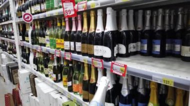 Kiev, Ukrayna, Avrupa-Mayıs 2019: Auchan süpermarkette alkollü içecek şişeleri ile vitrin. Piyasada alkol ticareti. Şampanya