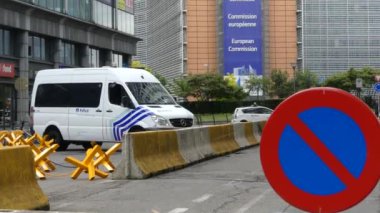 Brüksel, Belçika-Mayıs 2019: Avrupa Komisyonu binasının yakınında bir durak yasaklayan yol işareti. Le Berlaymont. Binanın yakınında polis kordon.
