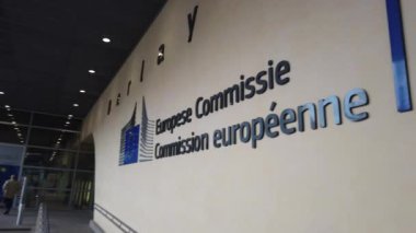 Brüksel, Belçika-Mayıs 2019: Avrupa Komisyonu binası. Le Berlaymont. Binanın önünde AB bayrakları. Binaya giriş