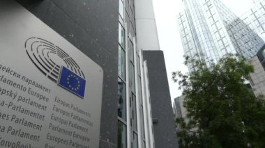 Brüksel, Belçika-Mayıs 2019: Avrupa Parlamentosu bina kompleksi. Avrupa Parlamentosu 'nun binası. Binanın önünde Avrupa Birliği logosu.