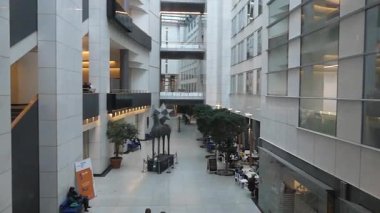 Brüksel, Belçika-Mayıs 2019: Avrupa Parlamentosu bina kompleksi. Avrupa Parlamentosu 'nun binası. Binanın önünde Avrupa Birliği logosu.