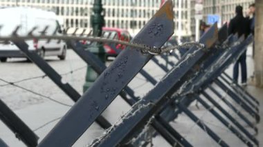 Brüksel, Belçika-Mayıs 2019: Avrupa Komisyonu binası. Le Berlaymont. Binanın yakınındaki polis kordonunda. Avrupa Birliği sembolünün arka planda dikenli tel.