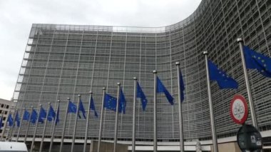 Brüksel, Belçika-Mayıs 2019: Avrupa Komisyonu binası. Le Berlaymont. Binanın önünde AB bayrakları