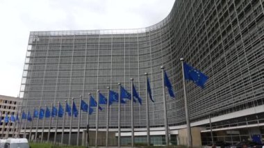 Brüksel, Belçika-Mayıs 2019: Avrupa Komisyonu binası. Le Berlaymont. Binanın önünde AB bayrakları