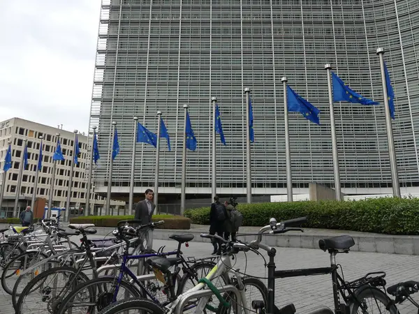 Bruselas, Bélgica - mayo 2019: Bicicletas frente a la Unión Europea — Foto de Stock
