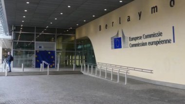 Brüksel, Belçika-Mayıs 2019: Avrupa Komisyonu binası. Le Berlaymont. Binanın önünde AB bayrakları. Binaya giriş