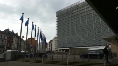 Brüksel, Belçika-Mayıs 2019: Avrupa Komisyonu binası. Le Berlaymont. Binanın önünde AB bayrakları