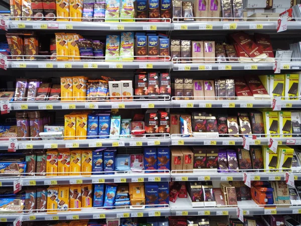 Kiev, Ukrayna, Avrupa-Mayıs 2019: AUC çikolata ile vitrin