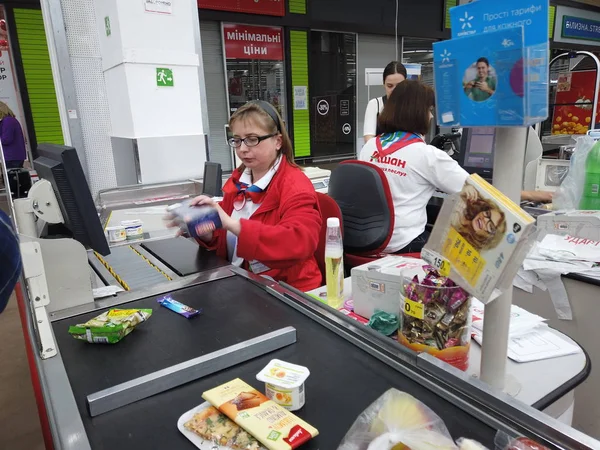 Kiev, Ucrânia, Europa - Maio 2019: O comprador paga as compras — Fotografia de Stock