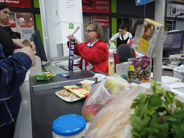 Kiev, Ucrânia, Europa - Maio 2019: O comprador paga as compras — Fotografia de Stock