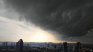 Şehir üzerinde fırtına. Şehir üzerinde yıldırım ile fırtına bulutlar. 