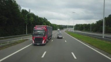 Paris, Fransa-Brüksel, Belçika-Haziran 2019: karayolu üzerinde bir kamyon arabası sürücü. Pistte araba trafiği, ön görünüm.