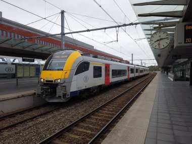 Tren tren istasyonunda durmaktadır. Ayrılmadan önce tren.