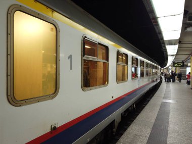 Tren tren istasyonunda durmaktadır. Ayrılmadan önce tren.