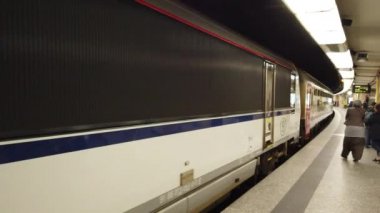 Brüksel, Belçika-Haziran 2019: tren istasyonunda modern, yüksek hızlı bir tren duruyor. Ayrılmadan önce tren.