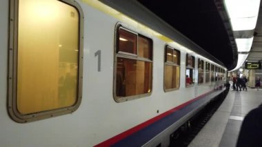 Brüksel, Belçika-Haziran 2019: tren istasyonunda modern, yüksek hızlı bir tren duruyor. Ayrılmadan önce tren.
