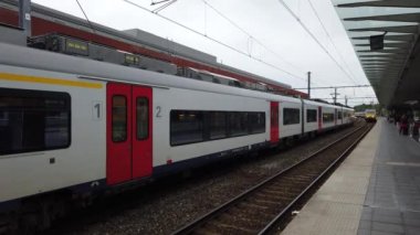 Brugge, Belçika-Haziran 2019: tren istasyonunda modern, yüksek hızlı bir tren duruyor. Ayrılmadan önce tren.