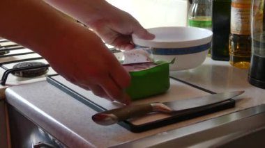 Erkek eller mutfakta akşam yemeği hazırlıyor. Ellerini yakın çekim yemek pişirmek. çiğ et (karaciğer) paketleme.