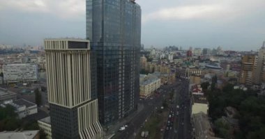 3 ' te 1. Gökdelen havadan görünümü. Kiev, Ukrayna bir ofis binanın havadan görünümü.