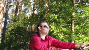 Orman gölünde balıkçılık. Bir adam balık tutmaya atıyor. Adam ormanda gölde balıklar.