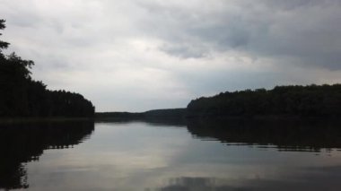 Orman Gölü manzarası. Ormanda göl.