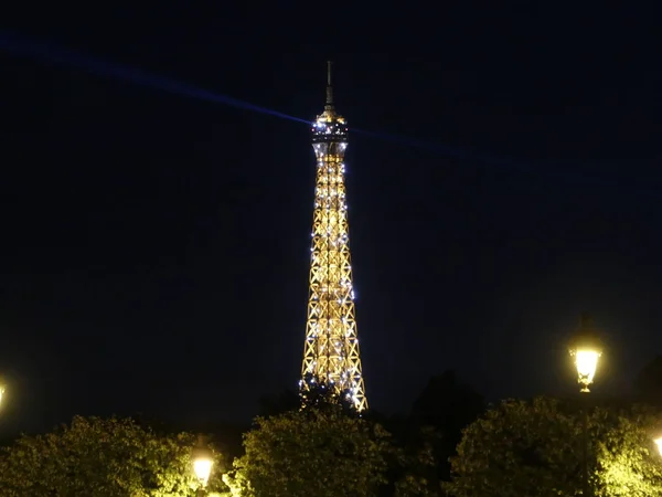 La Torre Eiffel brilla de noche . —  Fotos de Stock