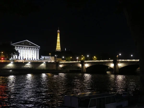 A Torre Eiffel brilha à noite. Iluminação noturna da ponte — Fotografia de Stock