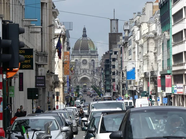 Ruch samochodowy w mieście. Samochody poruszają się w dół ulicy. Przekrwienie o — Zdjęcie stockowe