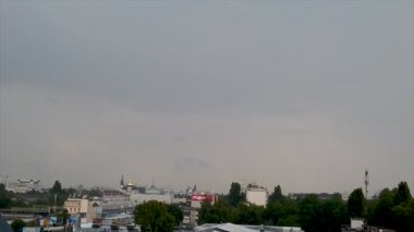 Odessa, Ukrayna, Avrupa - Temmuz 2019: Fırtına sırasında şehir üzerindeki şimşek.