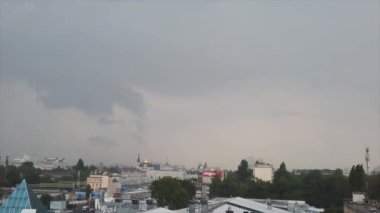 Odessa, Ukrayna, Avrupa - Temmuz 2019: Fırtına sırasında şehir üzerindeki şimşek.